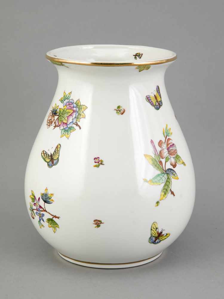 Vase, Herend, 20. Jh., nach unten gebauchte Form, polychrom bemalt, Dekor Victoria, Goldrand, H.