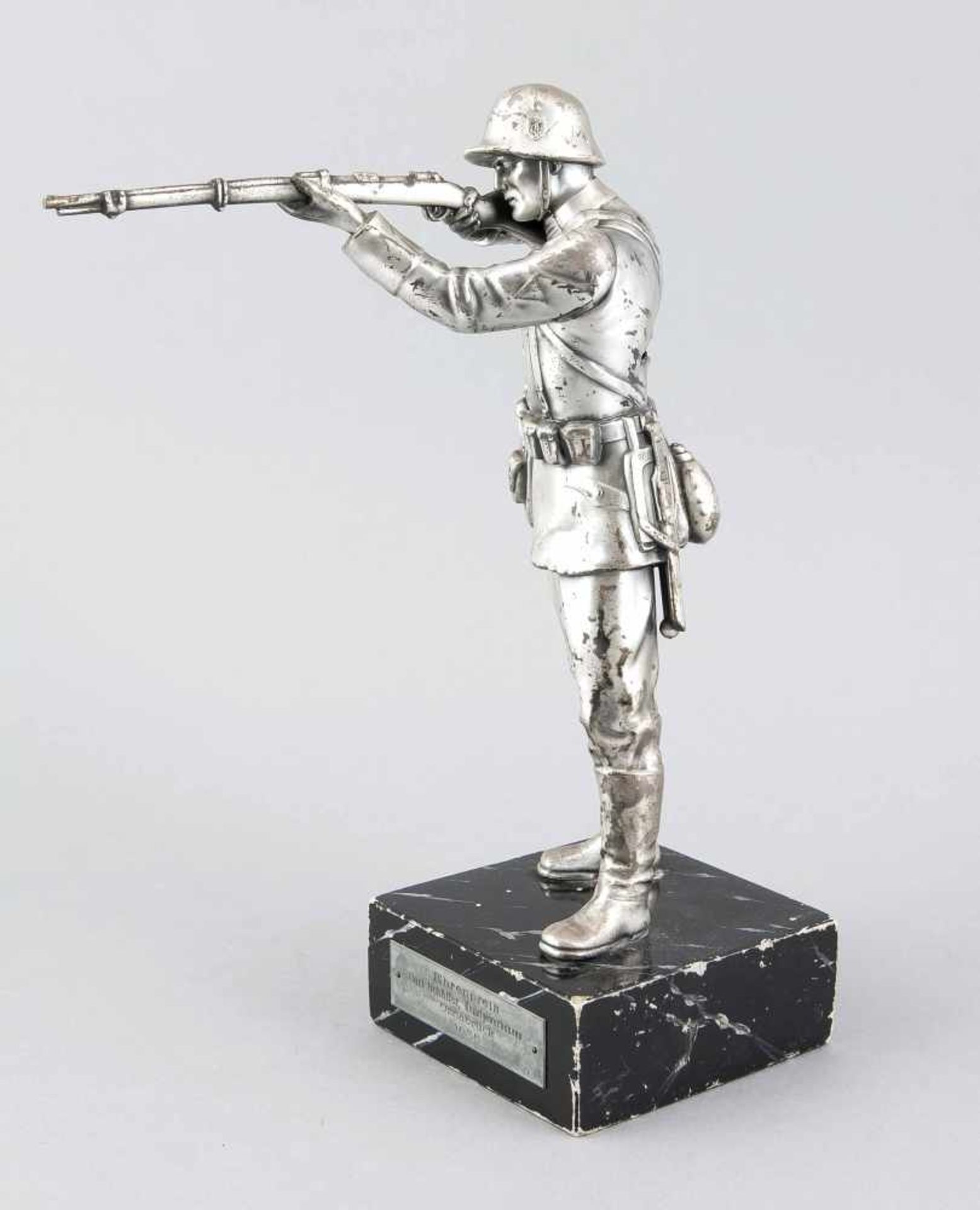 Anonymer Bildhauer um 1930, zielender Wehrmachtssoldat, silberfarben patinierter Metallguss, ber. u. - Bild 2 aus 2