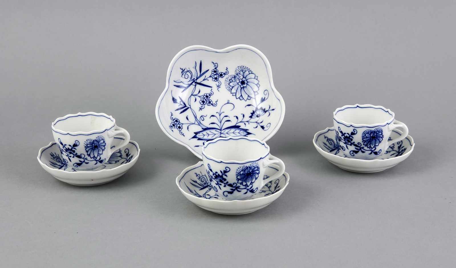 Drei Mokkatassen mit UT und Schale, 7-tlg., Meissen, Marke 1972-1980, 1. u. 2. W., Dekor