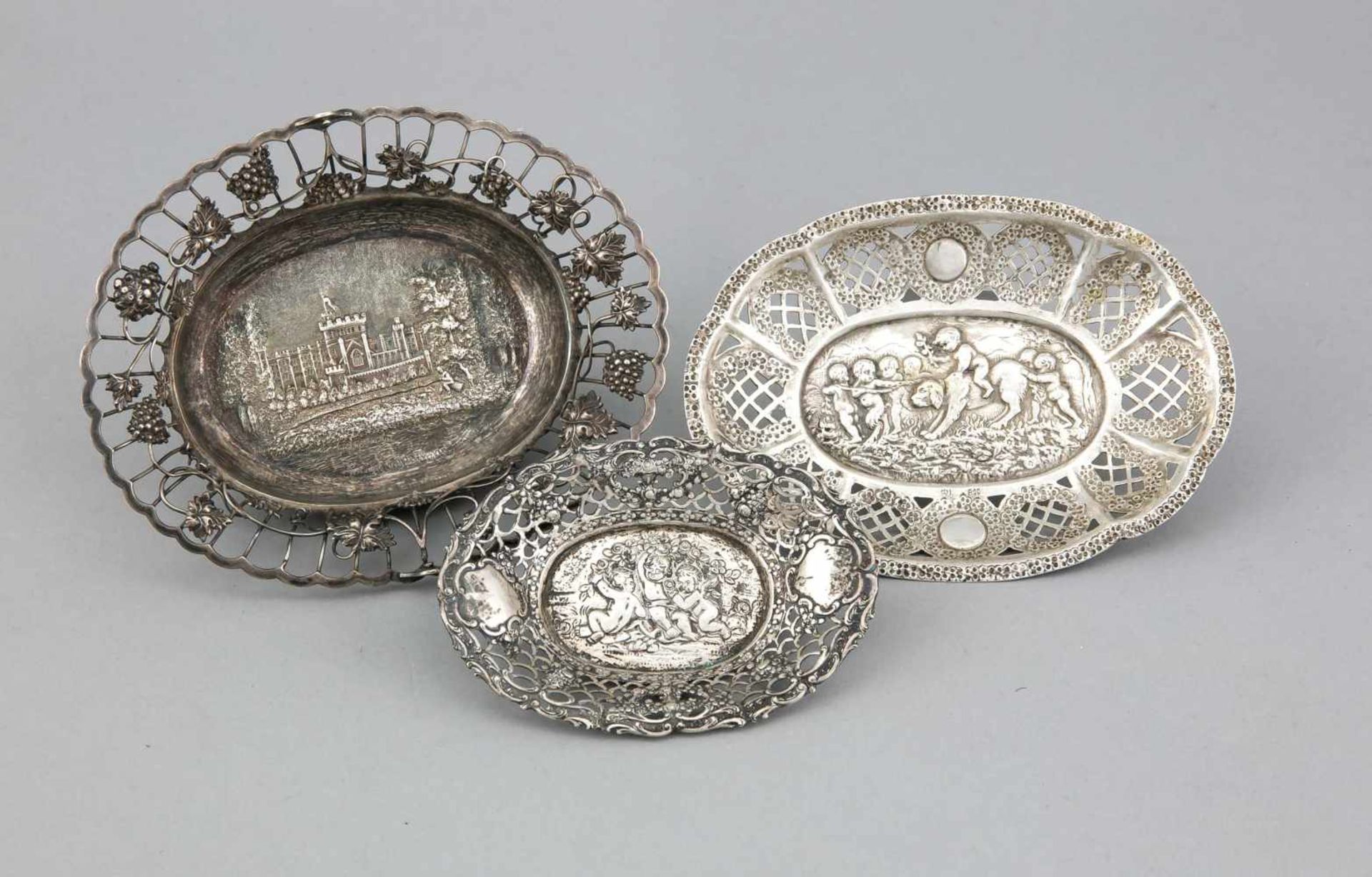 Drei Schalen, 19. Jh., 925/000 Silber, 2x getestet, jeweils ovale Form mit passig geschweifter