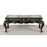 Asiatischer Couchtisch, 20. Jh., Holz, schwarz gelackt mit allseitiger Floral- und Goldmalerei,