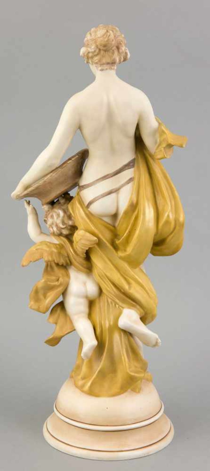 Nymphe und Cupid, w. Böhmen, Marke W & R Made in Austria, leicht bekleidete Nymphe mit Cupid, w. - Bild 2 aus 2