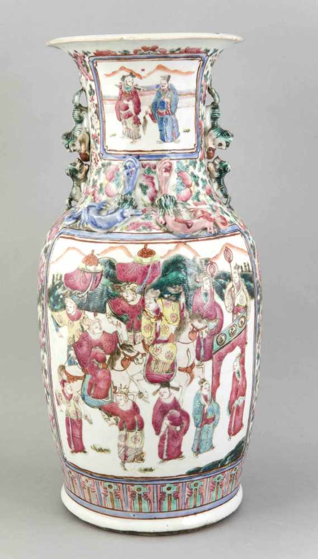 Große Famille-Rose Vase, China, 19. Jh., Porzellan mit polychromer Emaillebemailung, Balusterform,