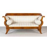 Sofa im Biedermeier-Stil, Ende 20 Jh., Kirschbaum massiv/furniert, geschweiftes Gestell mit