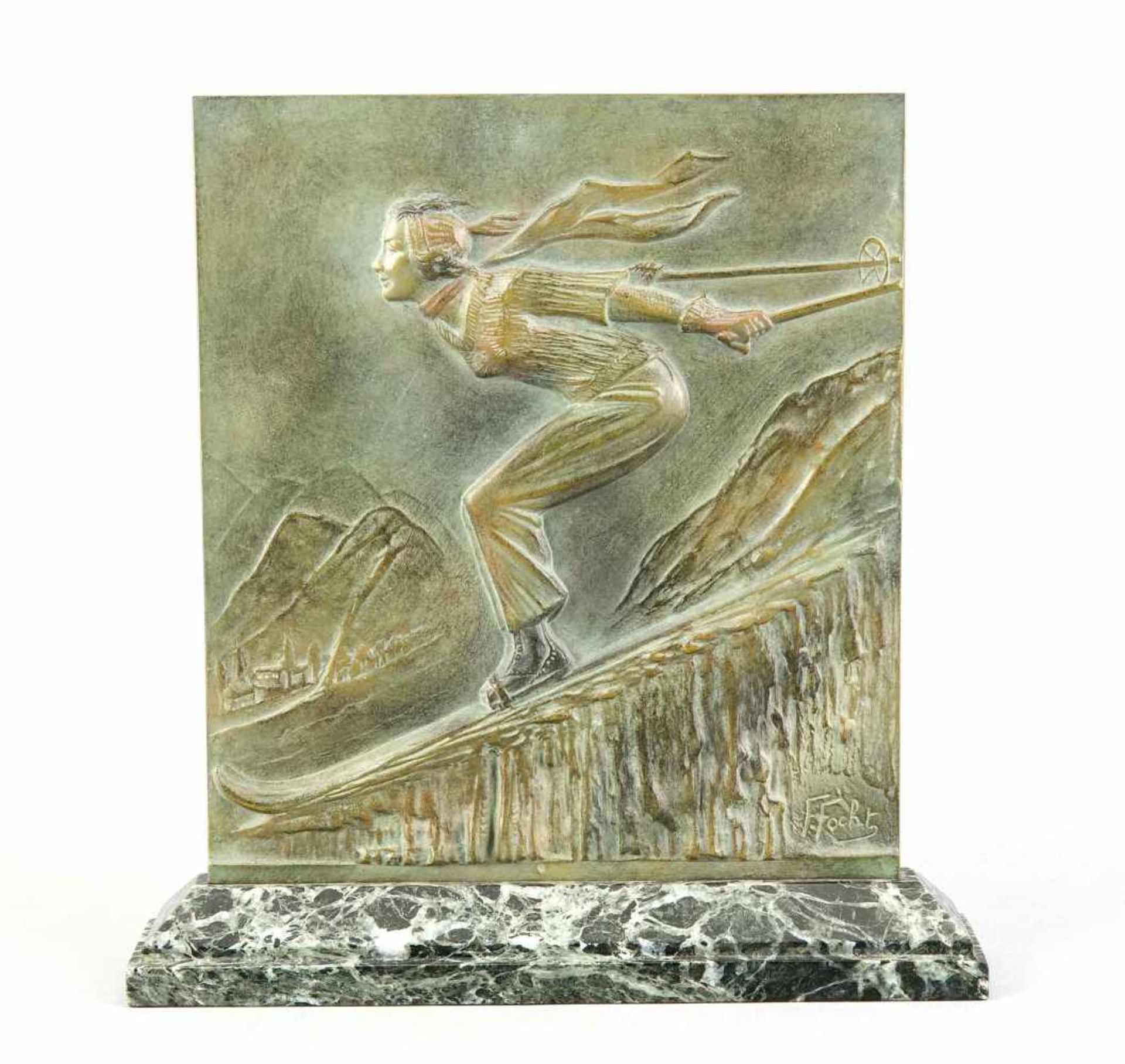 Art déco Relieftafel, um 1930, Bronze, grün patiniert, hochformatige Tafel, Skifahrerin auf einem