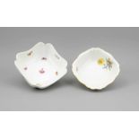 Zwei Kartoffelschalen, Meissen, polychrom bemalt, Schale mit Streublumen, Marke 1850-1924,1. W.,