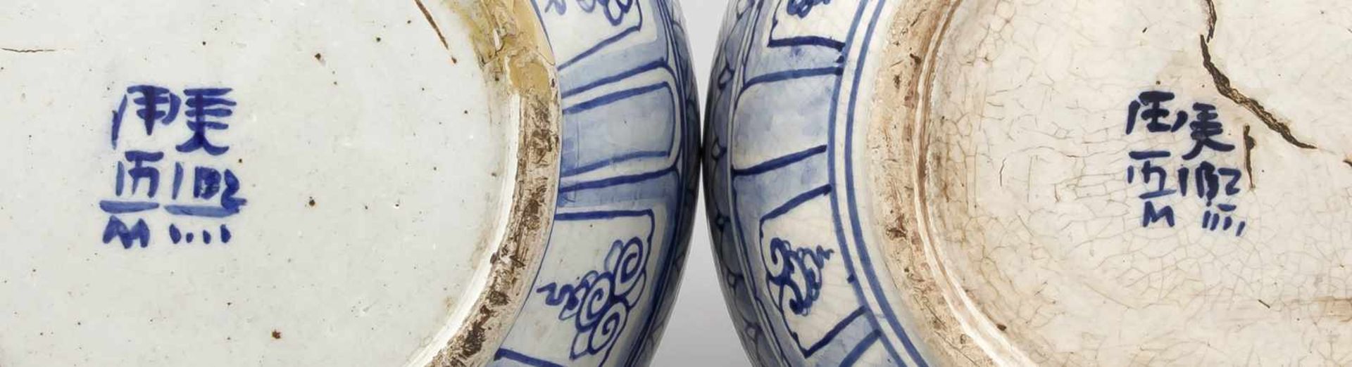 Paar Flaschenkürbis-Vasen, China, 19. Jh., Dekor in Unterglasurblau, Ranken undKartuschenfriese, - Bild 2 aus 2