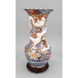 Imari Drachen-Vase, Japan, wohl 19. Jh., geschulterte Form mit langem, zylindrischen Hals.Dekor in