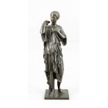 Bronzestatuette nach antikem Vorbild, Ende 19. Jh., Römer sich die Toga knöpfend, imDetail schön