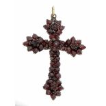 Granat-Kreuz-Anhänger um 1880 mit fac. dunklen böhmischen Granaten 4 - 1,5 mm, L. 60 mm,7,3