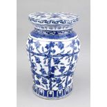 Keramikhocker, China, 20. Jh., blauweiße Keramik mit Blumengitterornament, H. 40 cm