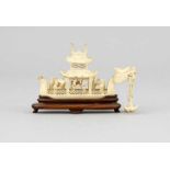 Miniatur-Drachenschiff, China, 19. Jh., durchbrochen gearbeitete Beinschnitzerei mitPersonen und