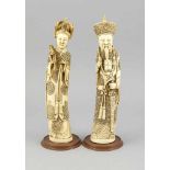 2 Beinfiguren, China, 19. Jh., Herrscherpaar mit reich ornamentierten Gewändern, aufMetallsockel