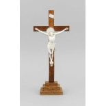 Kruzifix, Deutschland, Anfang 20. Jh., lateinisches Kreuz aus Holz mit Elfenbein-Christus,