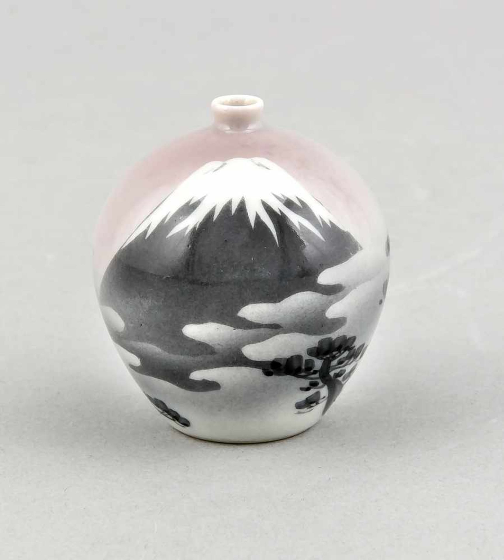 Miniaturvase, Japan, 20. Jh., Dekor mit Fuji im Nebel und Pinien im Vordergrund, signiert,H. 6 cmA