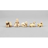 5 Netsuke, Japan, wohl 19. Jh., Elfenbein, signiert, 3 - 5 cm