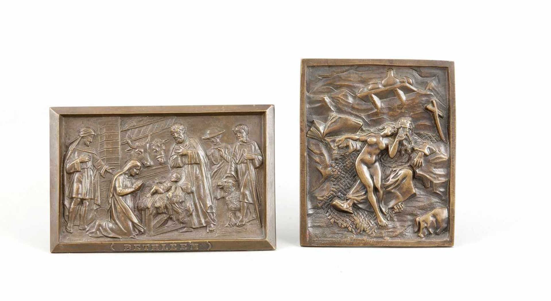 Zwei Bronzereliefs des 19. Jh., Christi Geburt (bez. Bethleem), sowie von nackter Frau