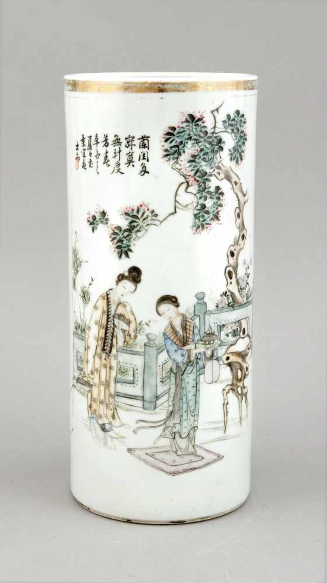 Famille-Rose-Zylindervase, China, Mitte 20. Jh., polychrome Malerei, 2 Damen auf