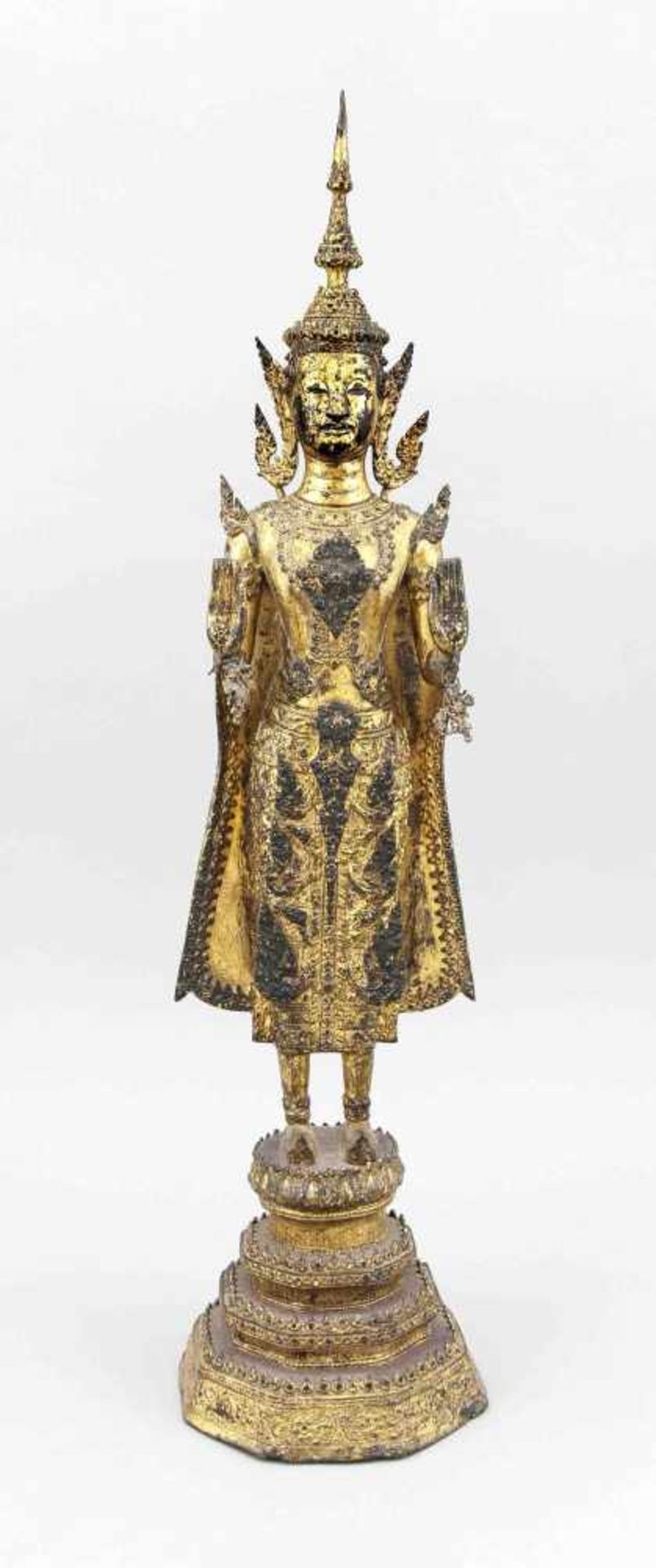 Stehender Buddha (Rattanakosin), Thailand, um 1900, Bronze reich vergoldet. Mehrstufiger,octogonaler