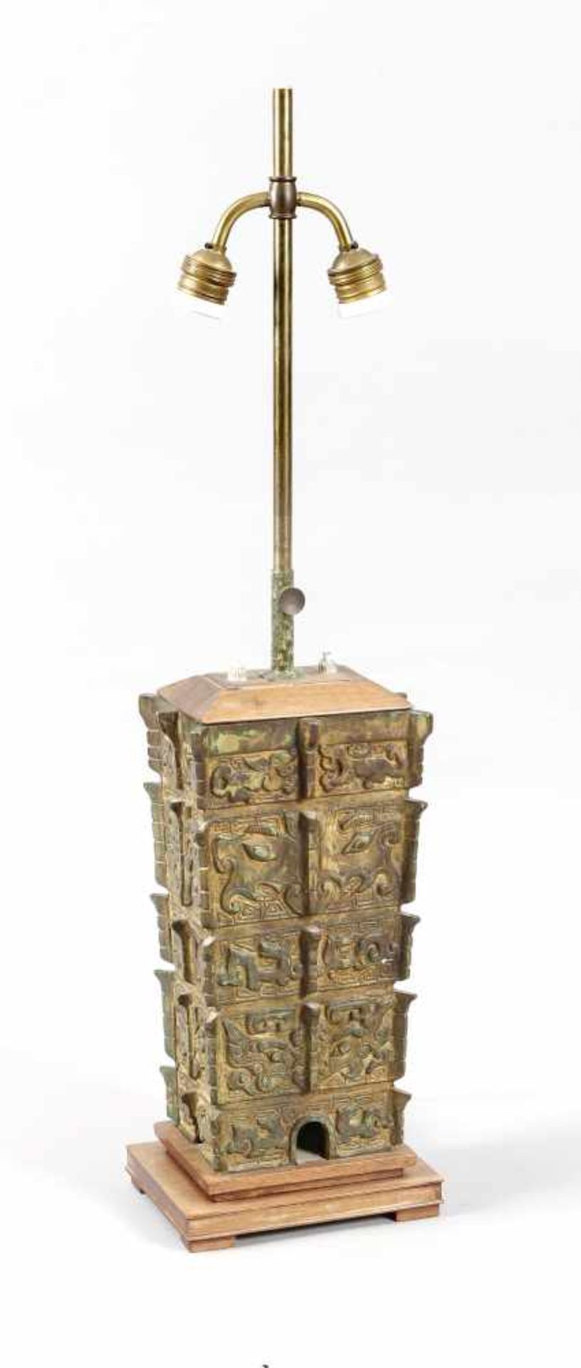Fangyi-Gefäß als Lampenfuß montiert, China, 20. Jh.?, archaische Form: rituellerWeincontainer,