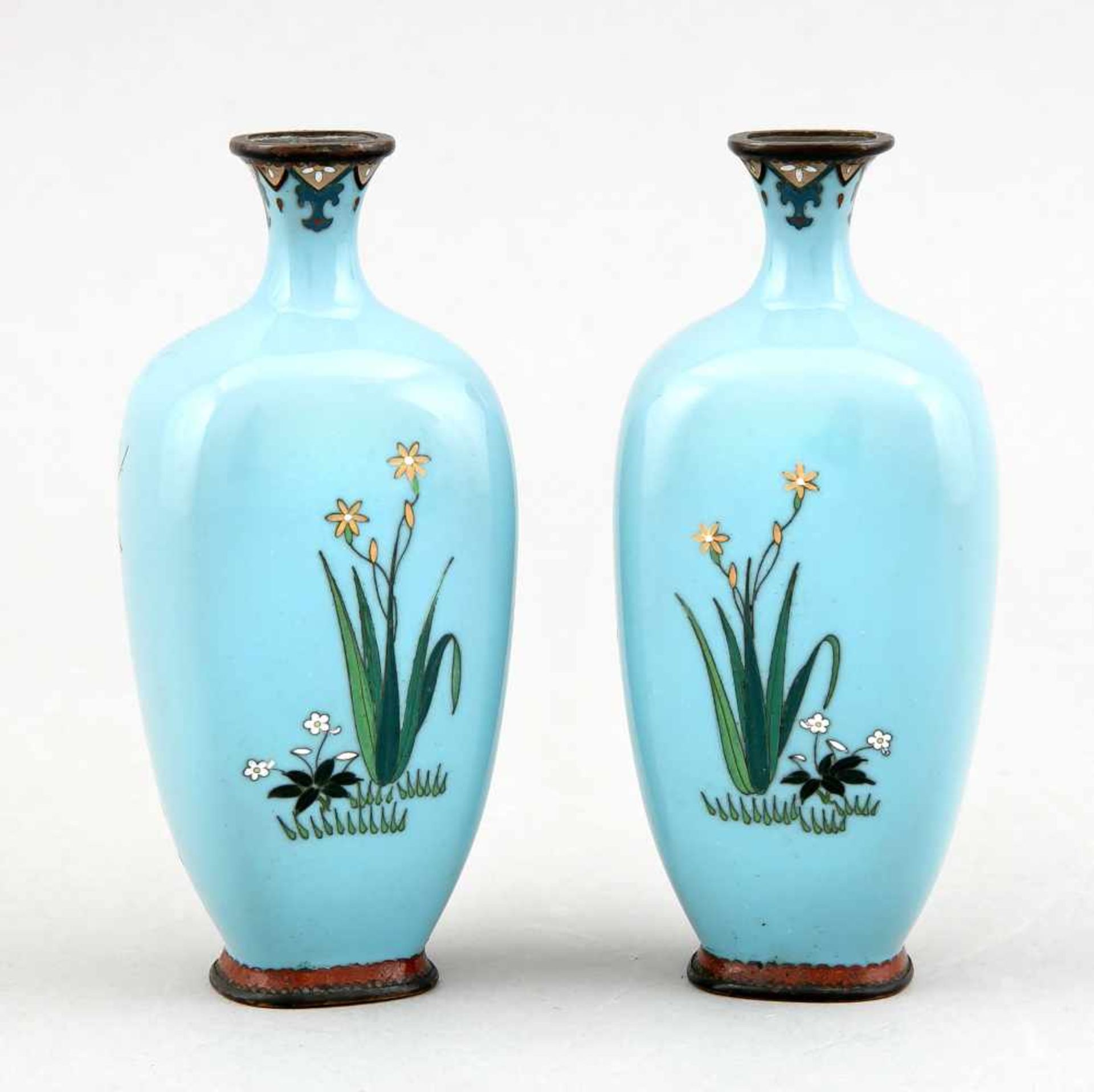 Paar kleine Cloisonné-Vasen, Japan/China, um 1900, Dekor mit kleinem blühenden Baum(Pflaume?), - Bild 2 aus 2