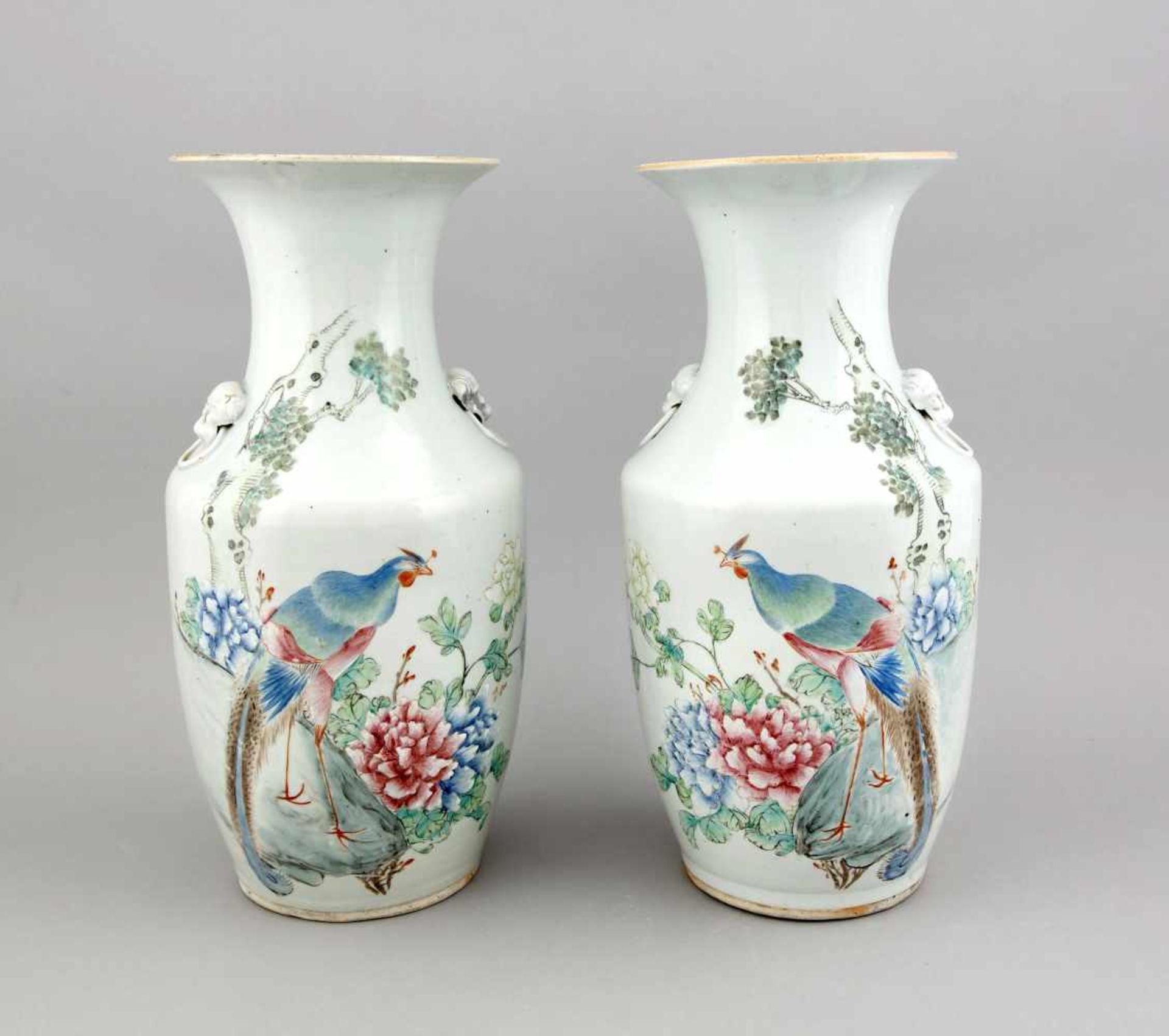 Paar große Famille-Rose Vase, China, wohl 18. Jh., abgeschrägte Schulterform mit