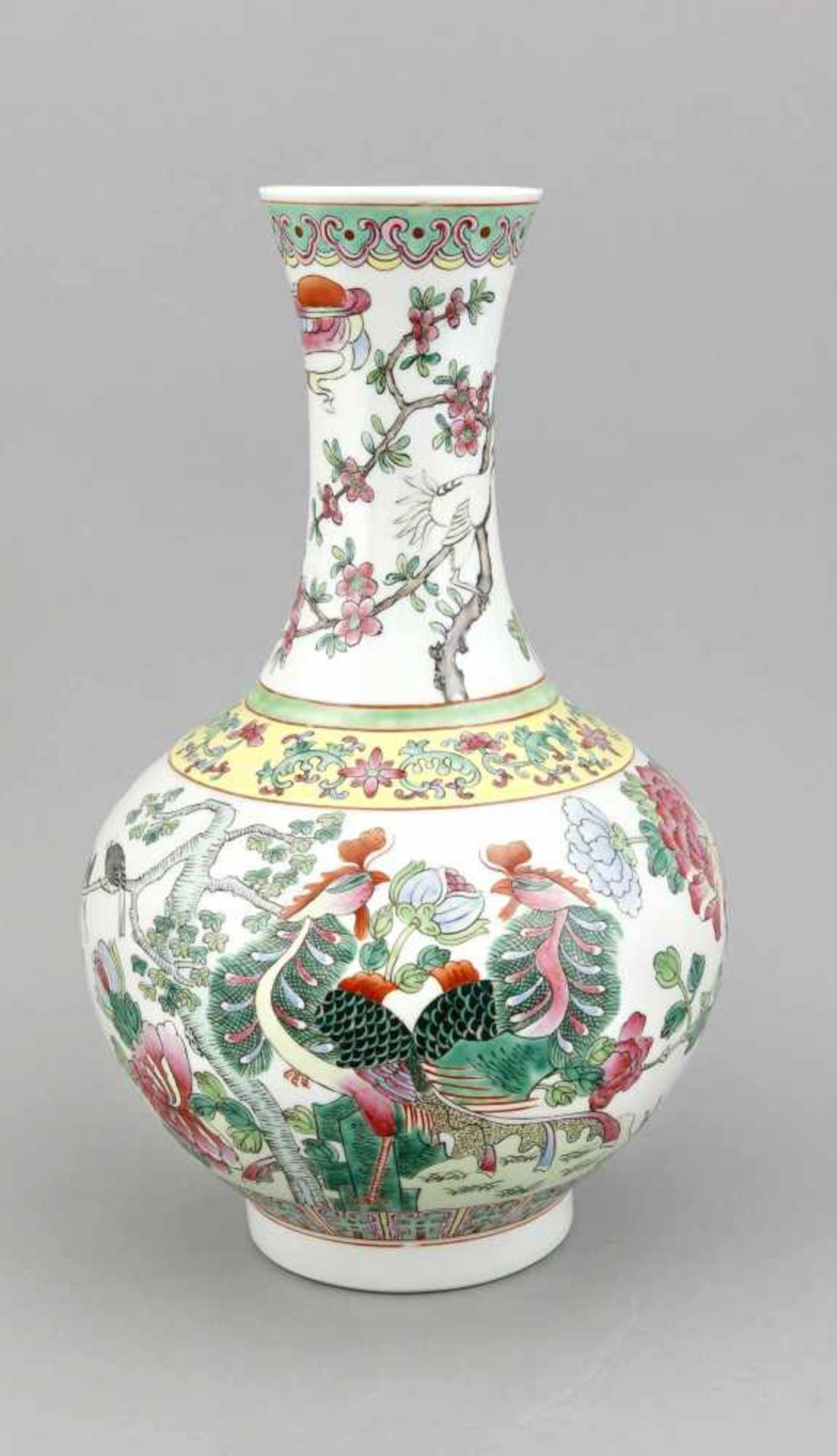 Famille-Rose-Vase, China, 19./20. Jh., auf dem bauchigen Korpus umlaufender, polychromerDekor mit