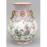 Famille-Rose-Vase, China, wohl 19. Jh., bauchige Form mit weiter Öffnung, auf dem Korpus 4runde