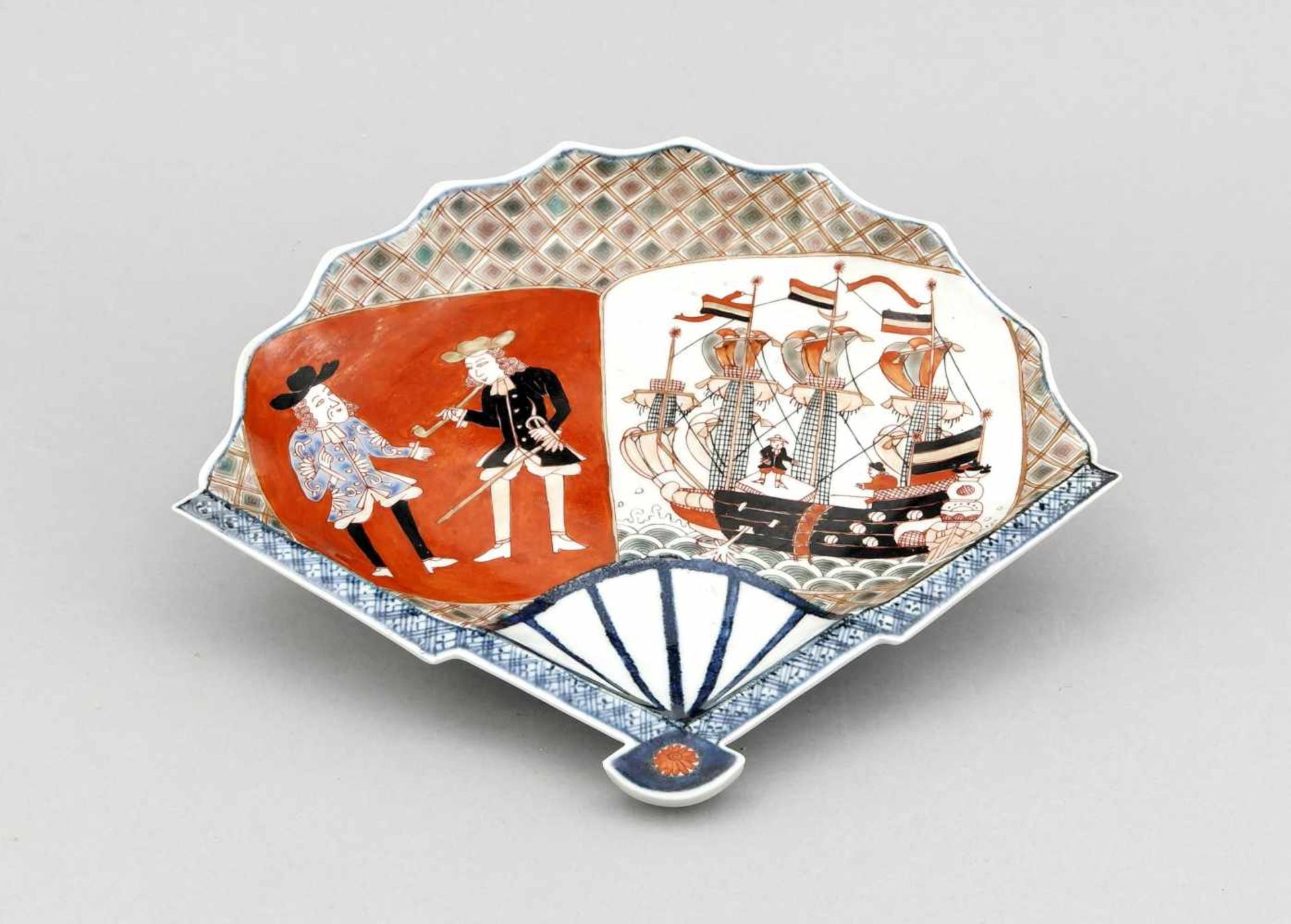 Imari-Teller in Fächerform, Japan, spätes 19. Jh., Dekor mit zwei holländischen Händlernmit Hüten