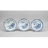 3 Blauweiße Teller, China, Kangxi?, 17./18. Jh., geschweifter Rand, UnterglasurblaueDekore mit