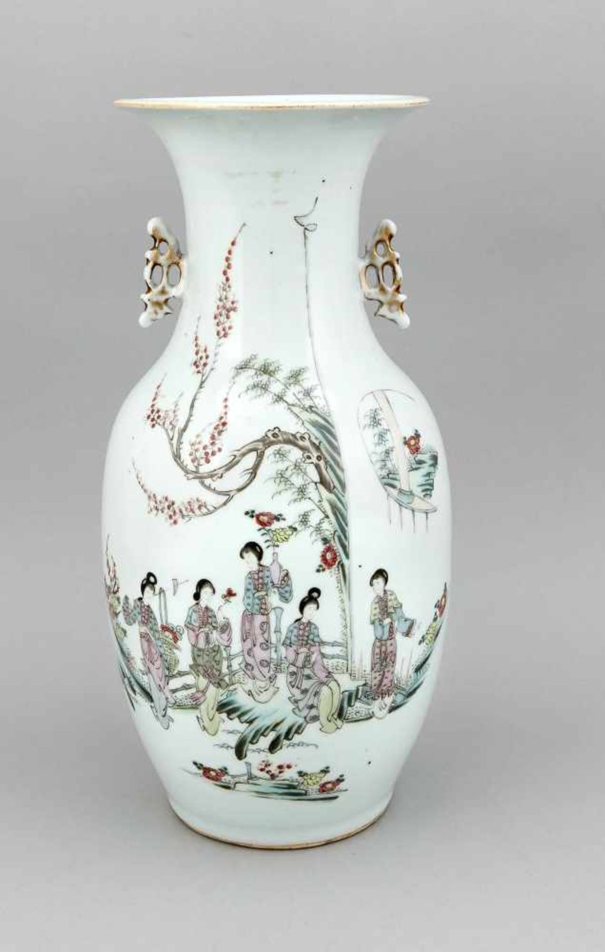 Famille-Rose-Baluster-Vase, China, 19. Jh., polychrome Aufglasur-Malerei mit Frauen imhäuslichen