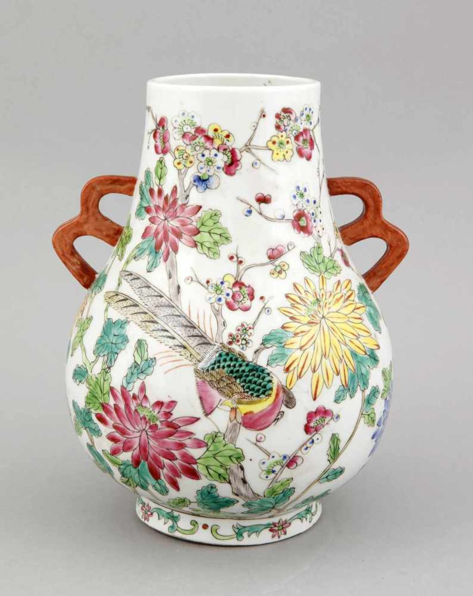Vase, China, 1. H. 20. Jh., Hu-Form, polychromer Dekor mit Blütenzweigen und Vögeln,Handhaben mit