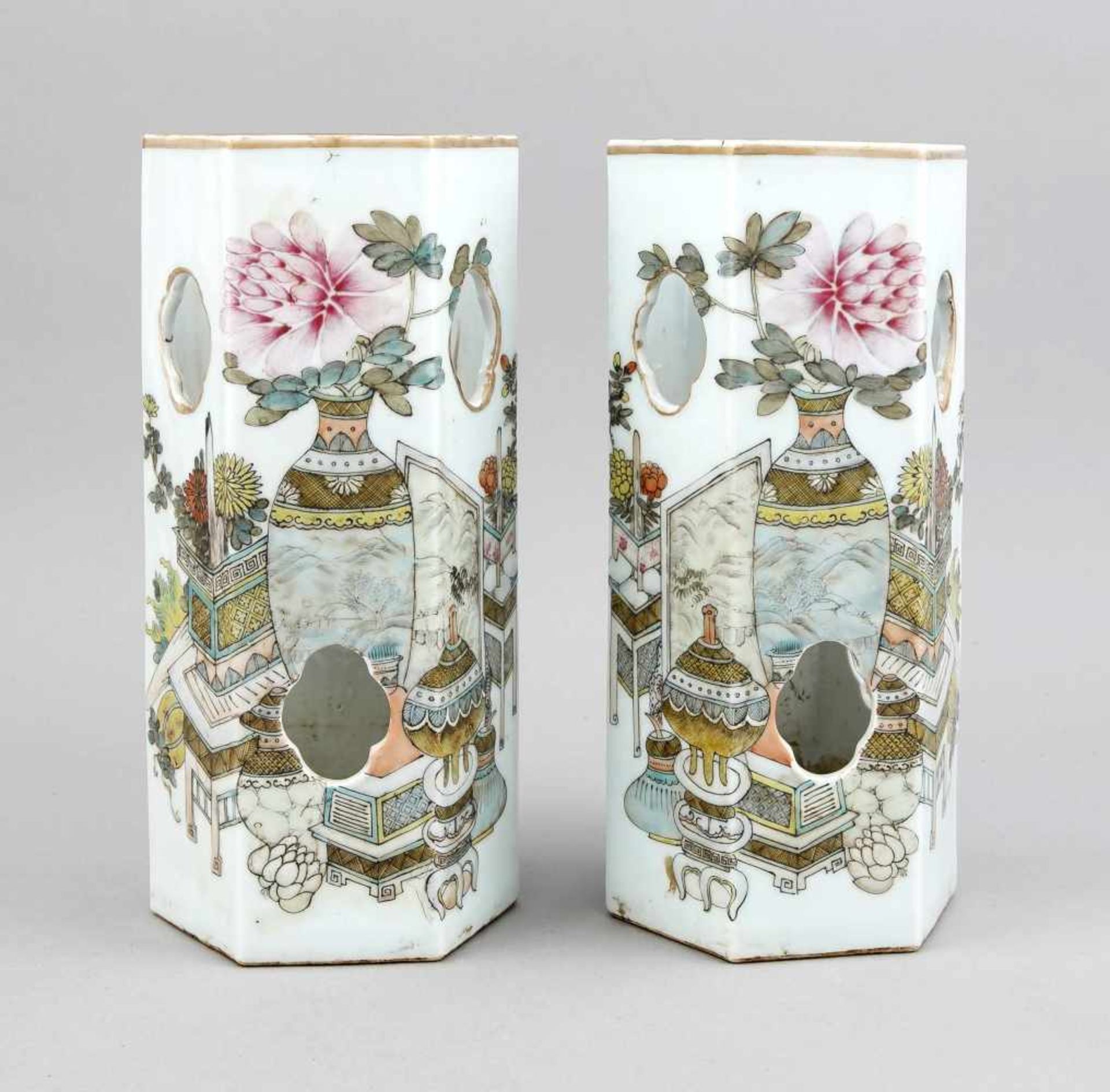 Paar Hutständer, China, wohl 18. Jh., hexagonale, zylindrische Form mitvierpassigen Luftlöchern.