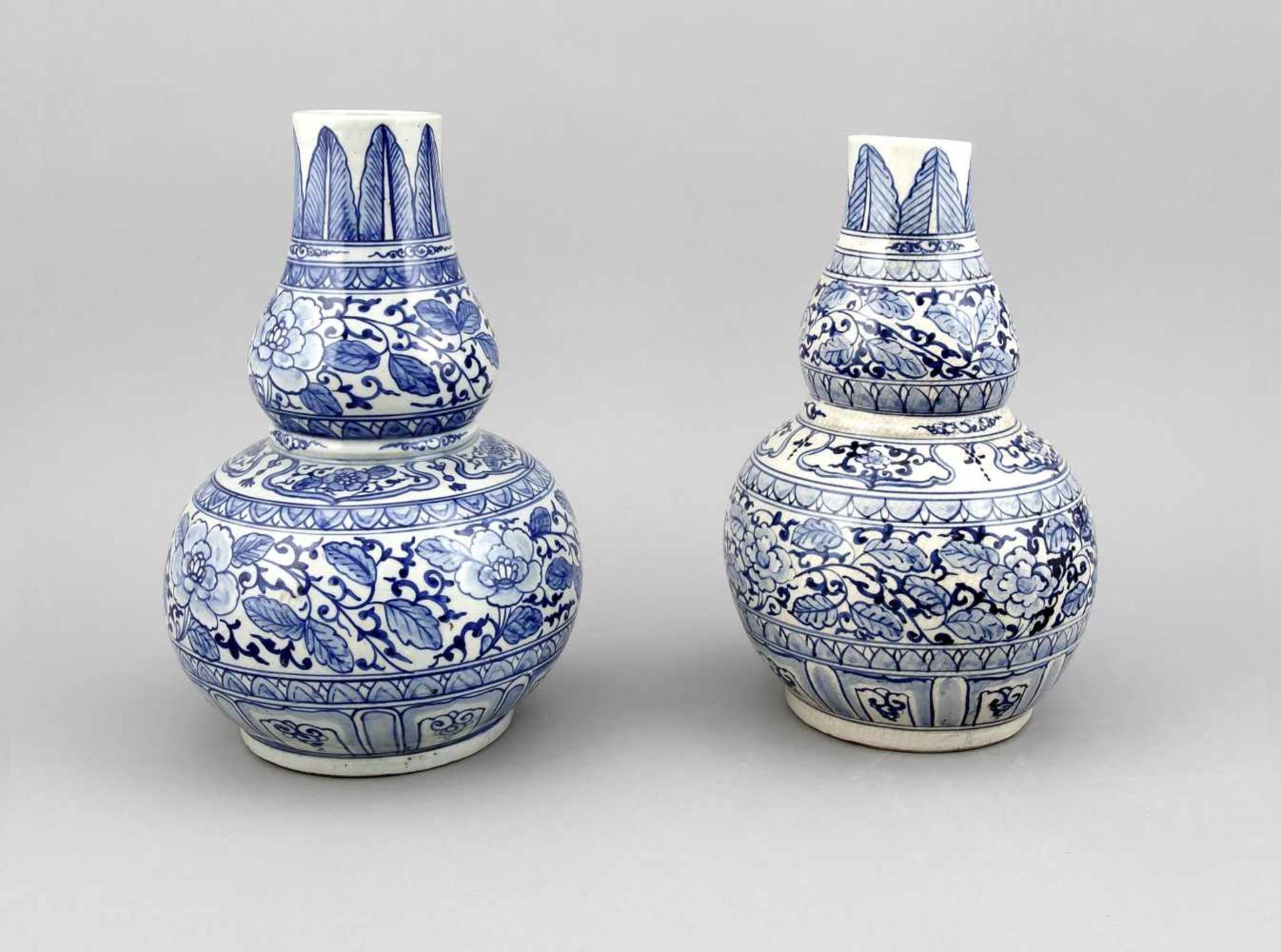 Paar Flaschenkürbis-Vasen, China, 19. Jh., Dekor in Unterglasurblau, Ranken undKartuschenfriese,