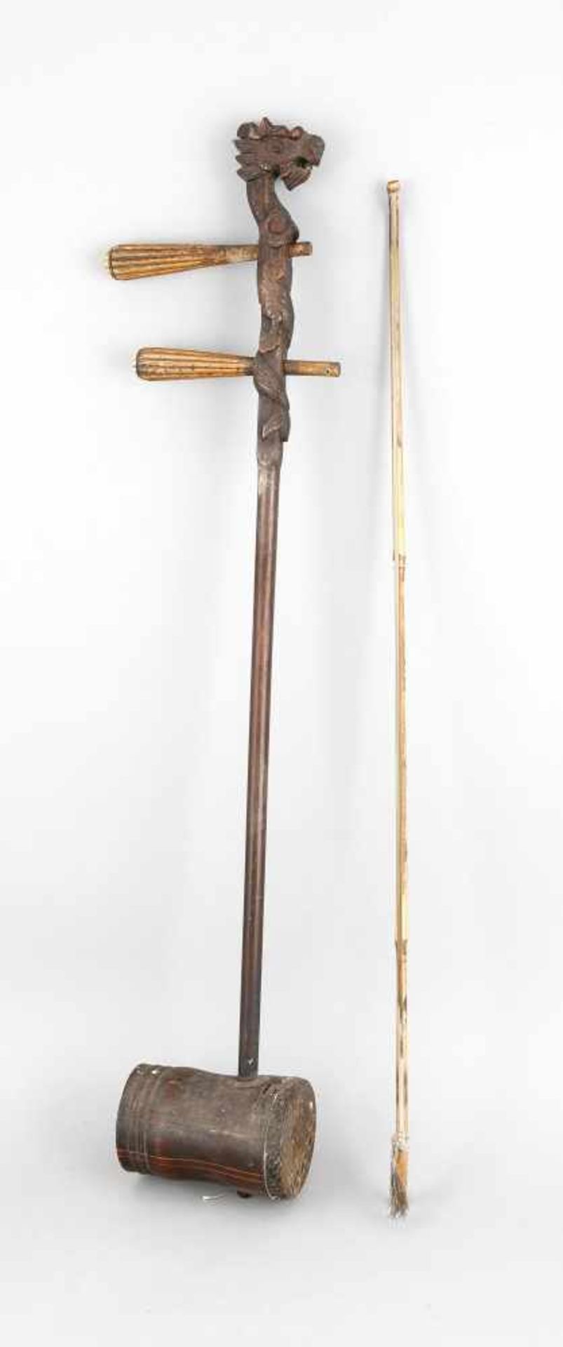 Erhu (2-saitiges Streichinstrument), China um 1900, Schaft an der Oberseite mitgeschnitztem