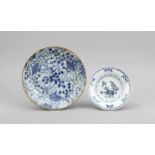 2 Weißblau-Teller, China, 18./19. Jh., 1 x all-over Dekor mit Blumen und braunem Rand (D.23 cm), 1 x