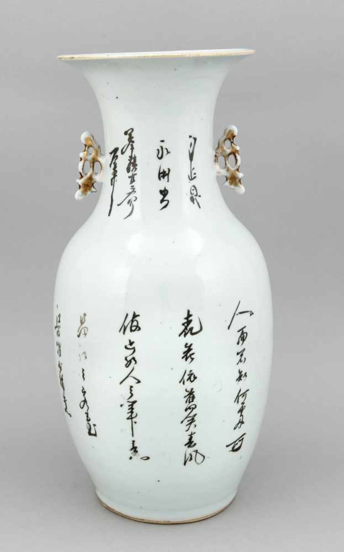 Famille-Rose-Baluster-Vase, China, 19. Jh., polychrome Aufglasur-Malerei mit Frauen imhäuslichen - Bild 2 aus 2