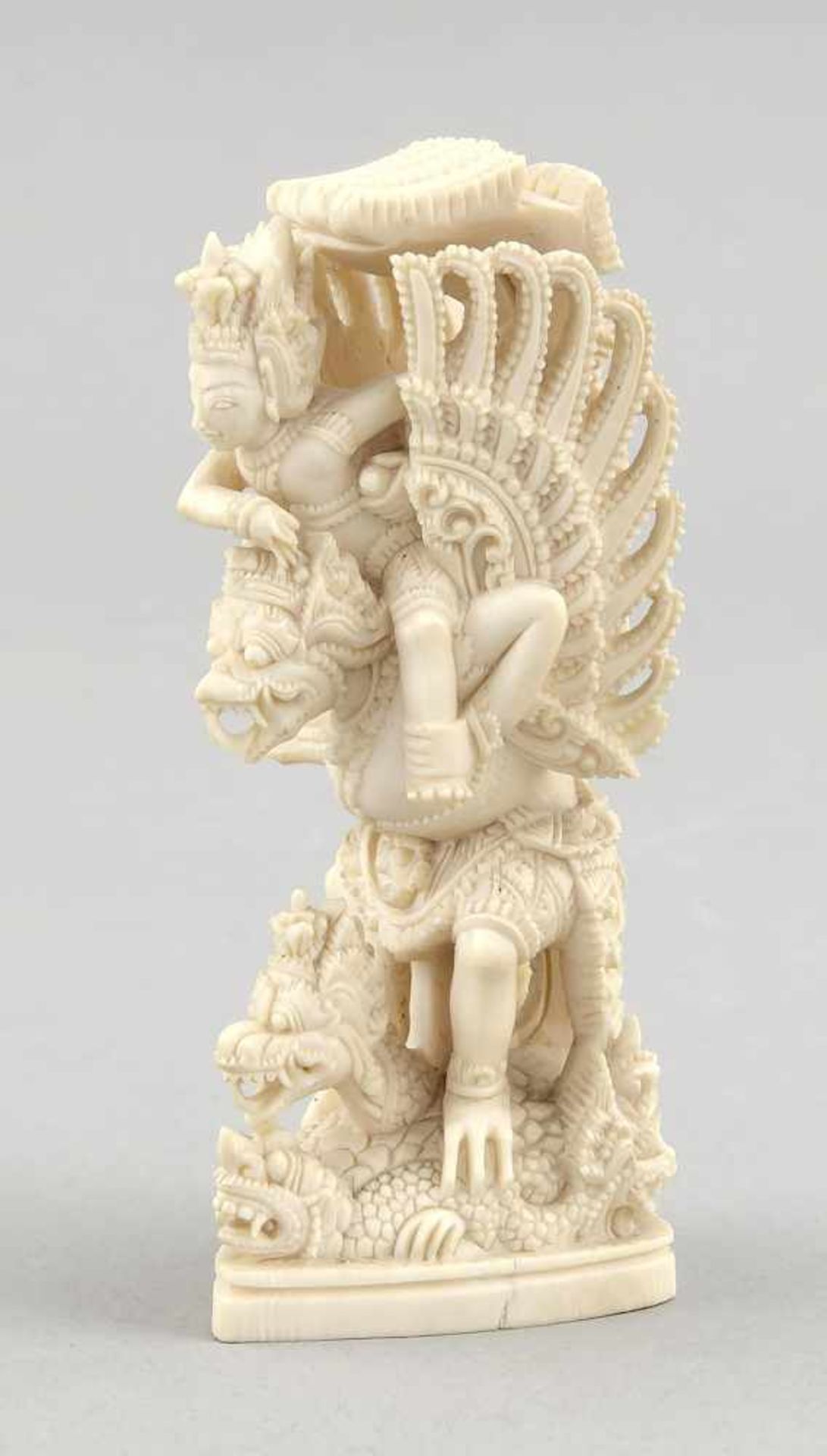 Garuda, Indonesien, 1. V. 20. Jh. Kleine, filigran geschnitzte Elfenbeinfigur des Garuda( - Bild 2 aus 3