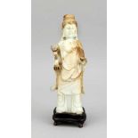 Guanyin-Figur, China, 19. Jh., hellgrün-milchige Jade mit braunen Einschlüssen, eine Handhält ein