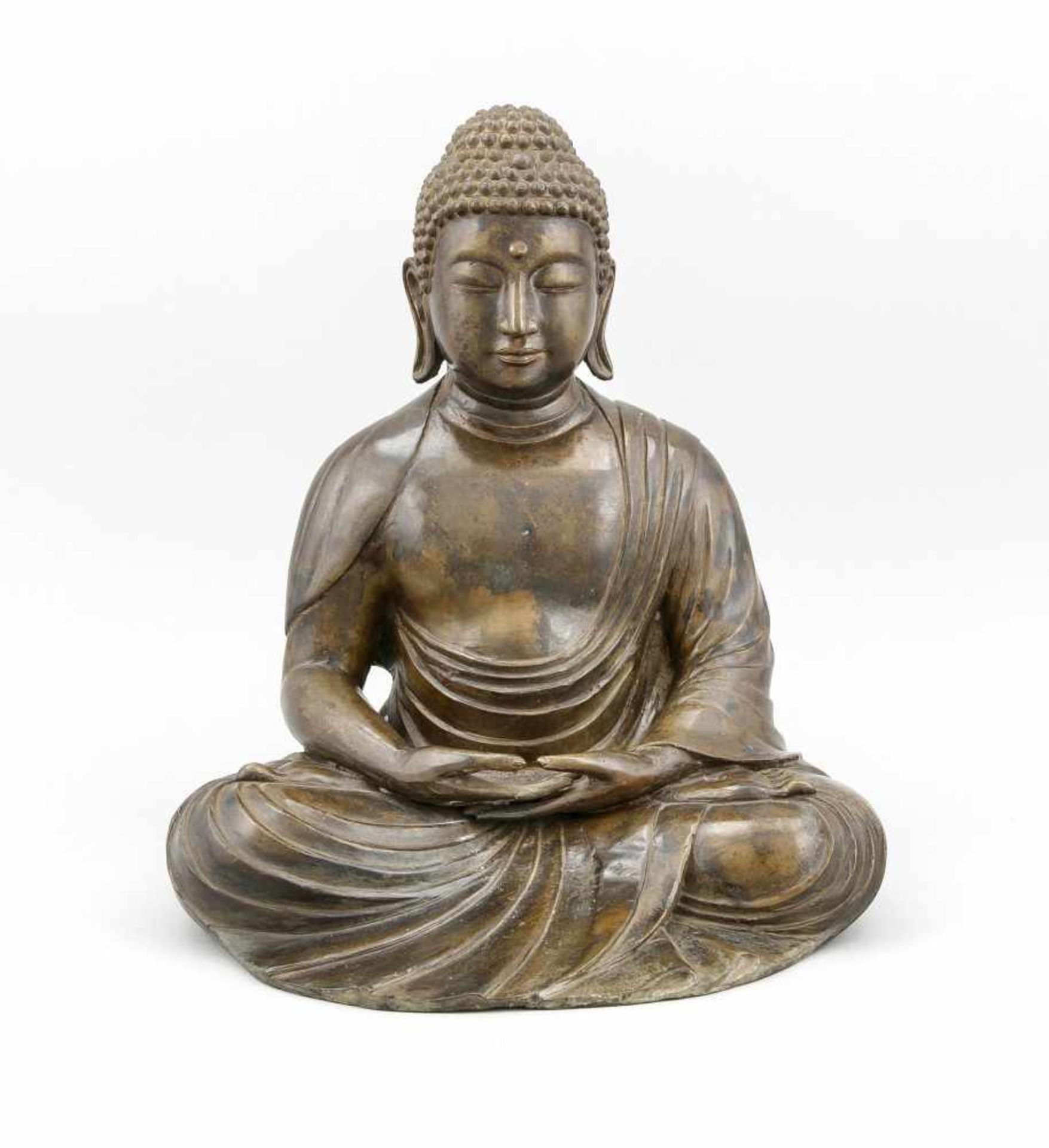 Großer sitzender Buddha im Padmasana, China/Tibet, 20. Jh., patinierte Bronze, H. 37 cmA tall seated