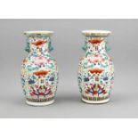 paar Famille-Rose-Baluster-Vasen, China, 1. H. 20. Jh., polychromer Dekor mit Rankwerk,Blüten und