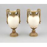 Paar Vasen, Royal Dux, Böhmen, Anf. 20. Jh., Modellnr. 5448, klassizistische Form mitseitlichen