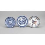 3 Teller China, 19./20. Jh., 2 x Blauweiß-Dekor, davon 1 x mit Phönixen, gerippt (D. 21cm), und 1