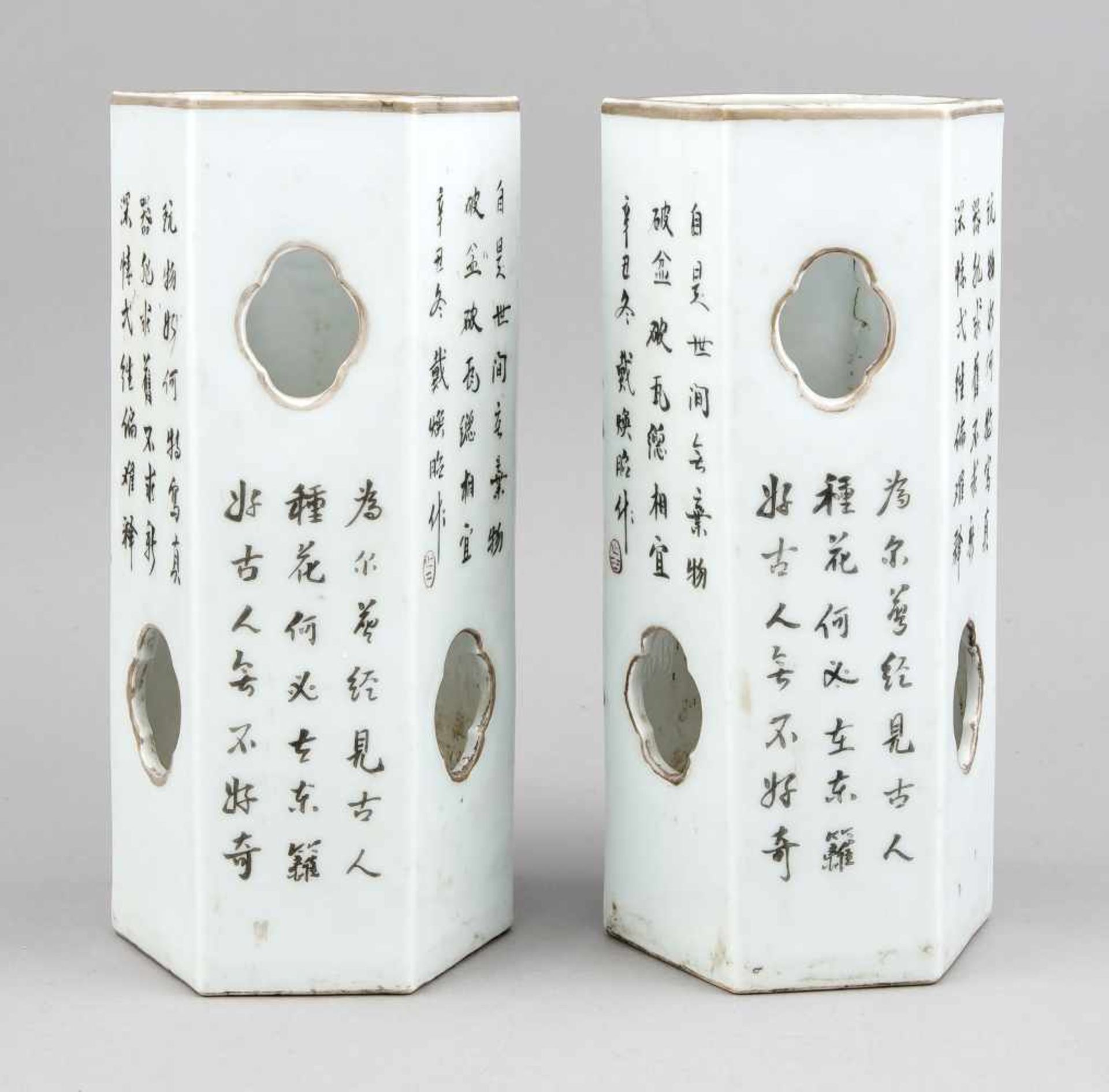 Paar Hutständer, China, wohl 18. Jh., hexagonale, zylindrische Form mitvierpassigen Luftlöchern. - Bild 2 aus 3