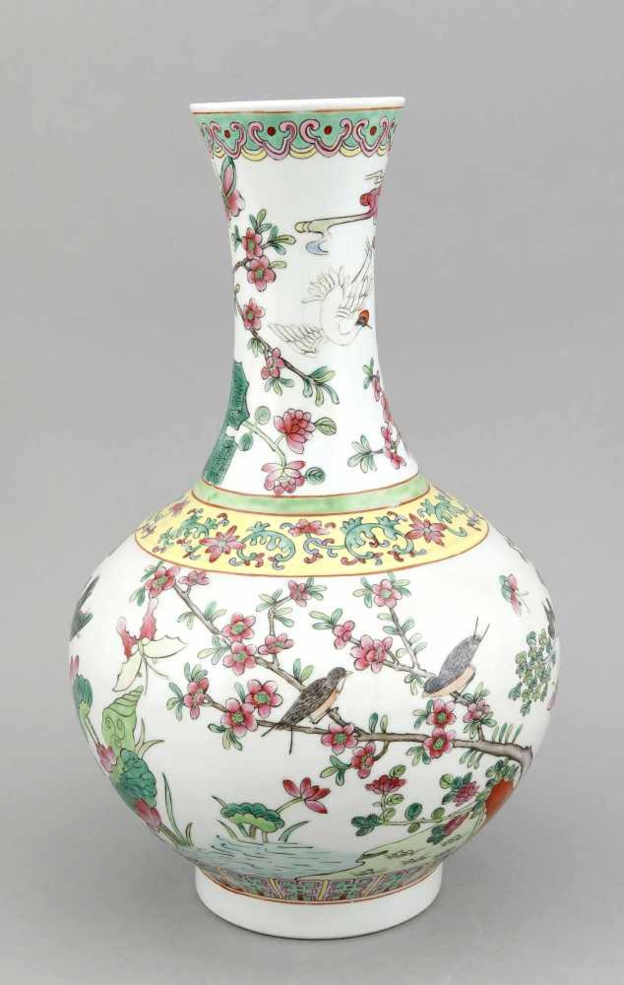 Famille-Rose-Vase, China, 19./20. Jh., auf dem bauchigen Korpus umlaufender, polychromerDekor mit - Bild 2 aus 3