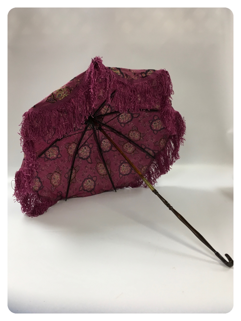 A BOX OF MIXED TEXTILES AND VINTAGE COSTUMES INCLUDING 2 PARASOLS AND 2 FANS - Image 4 of 10