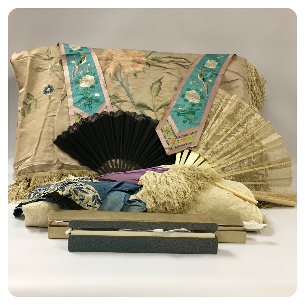 A BOX OF MIXED TEXTILES AND VINTAGE COSTUMES INCLUDING 2 PARASOLS AND 2 FANS