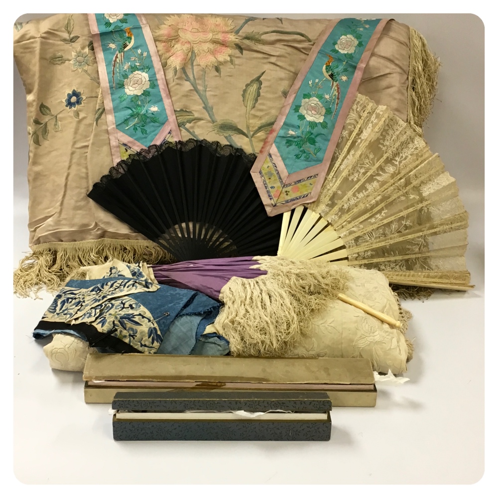 A BOX OF MIXED TEXTILES AND VINTAGE COSTUMES INCLUDING 2 PARASOLS AND 2 FANS - Image 2 of 10