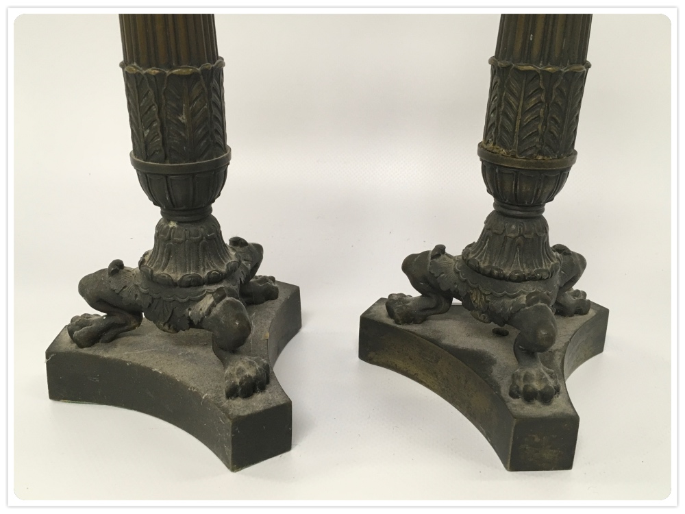 A PAIR OF BRONZE CANDLESTICKS (ONE LACKING COLLAR) - Image 2 of 3