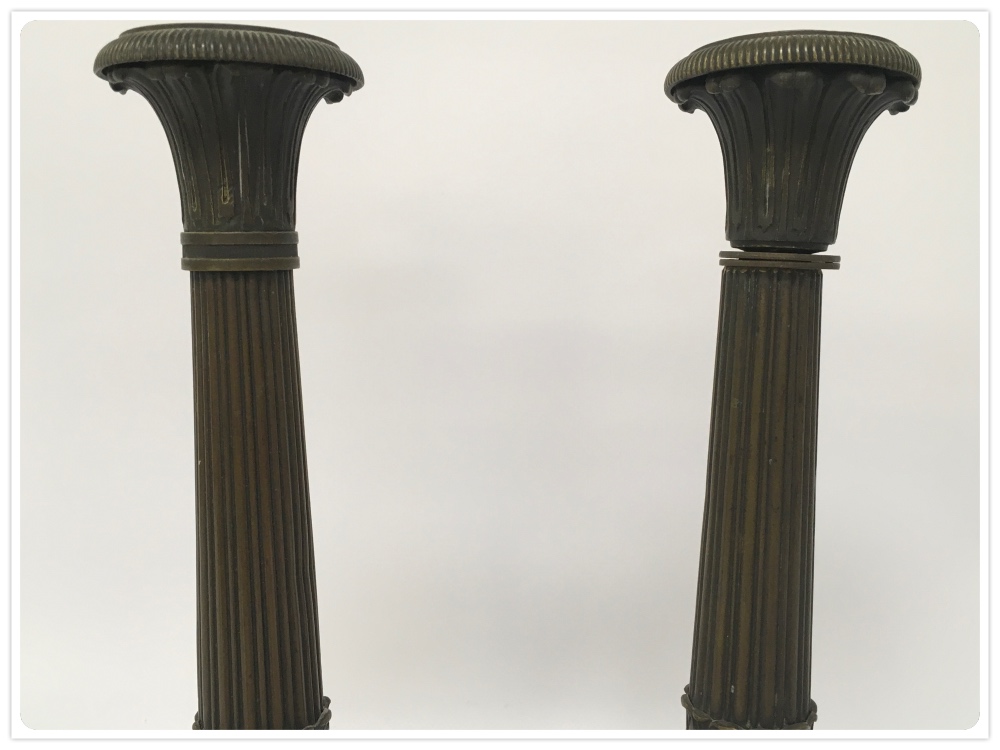 A PAIR OF BRONZE CANDLESTICKS (ONE LACKING COLLAR) - Image 3 of 3